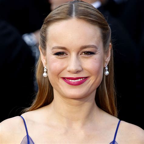 Brie Larson Is A Vision In A Stylish Purple Bikini Top。